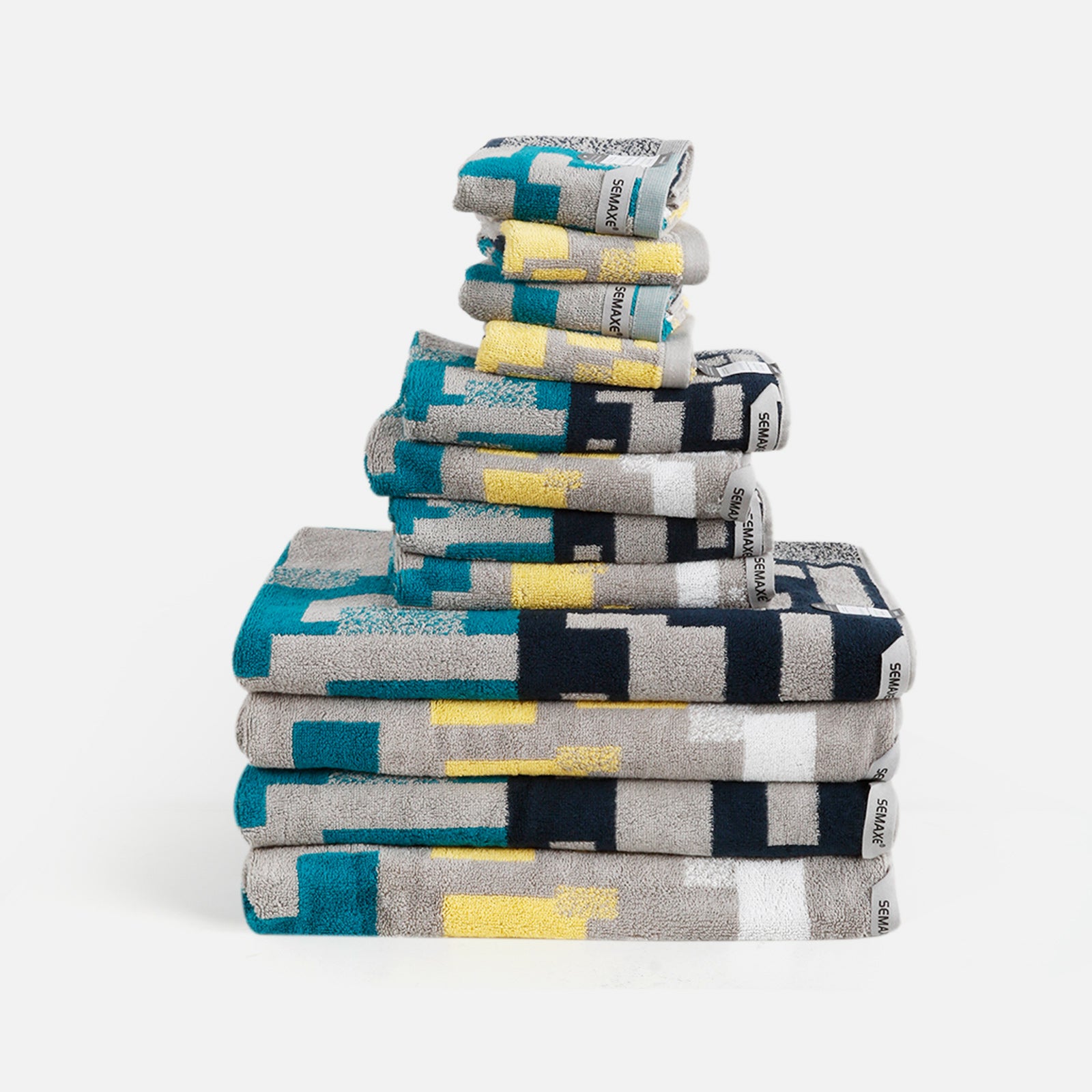 The "Impression" towel set with a geometric pattern contains towels in mixed formats
