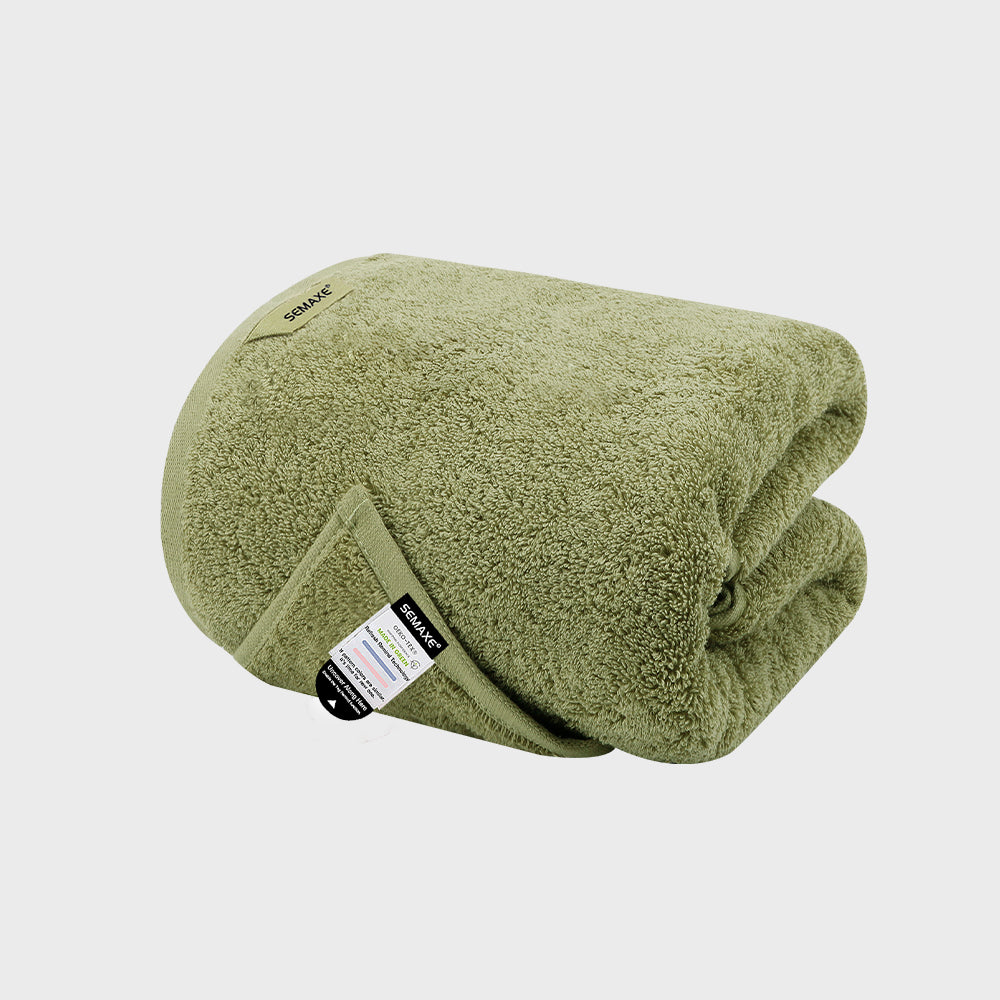 Lush green Semaxe bath towel, featuring ultra-soft cotton with high absorbency, ideal for everyday luxury in your bathroom routine.