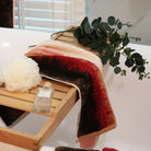 Hand towels from the "Plum Garden" series are placed on the bathtub rack to create an energetic shower atmosphere.