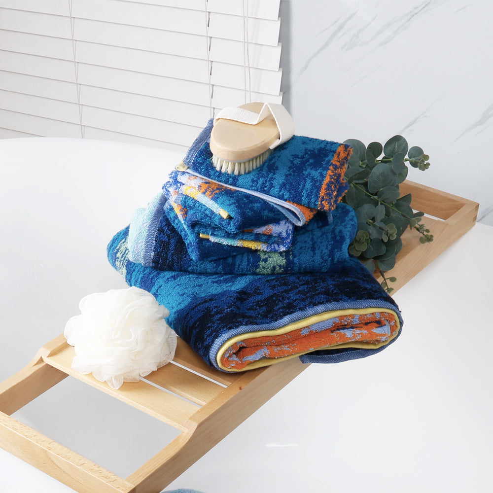 The "Starry Night" series bath towels, hand towels, and washcloths are stacked on top of the bathtub rack to create a relaxing bathing atmosphere